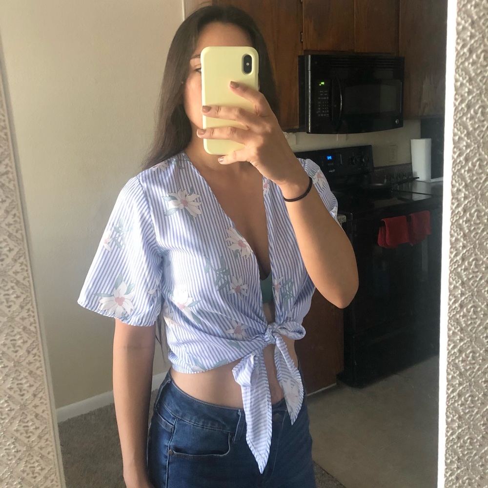 Crop Top Blouse 🌼 - Picture 2 of 6